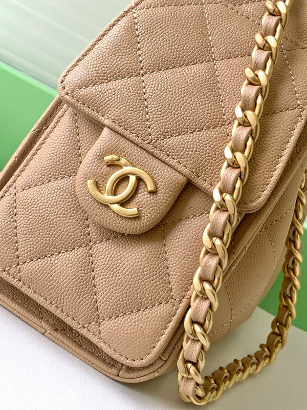 Sac hobo Chanel 22 25S en cuir caviar beige marron avec accastillage doré