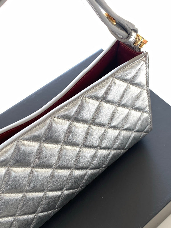 Sac bandoulière Hobo Chanel Noël 25 édition limitée agneau argenté 324809