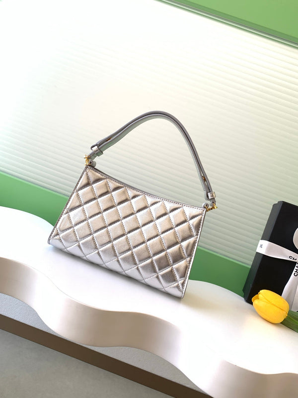 Sac bandoulière Hobo Chanel Noël 25 édition limitée agneau argenté 324809