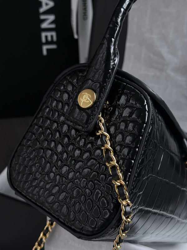 CC 26s Clutch With Chain 23cm Black Crocodile Embossed Calfskin