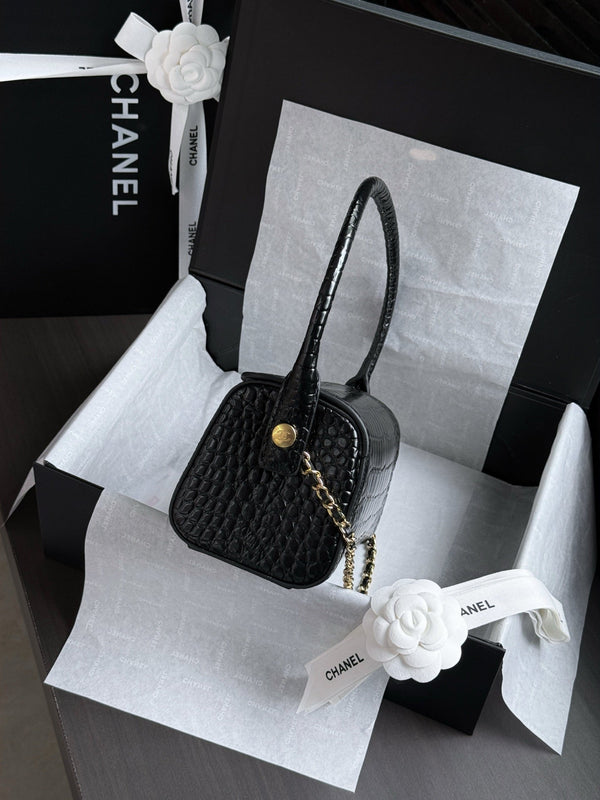 CC 26s Clutch With Chain 23cm Black Crocodile Embossed Calfskin