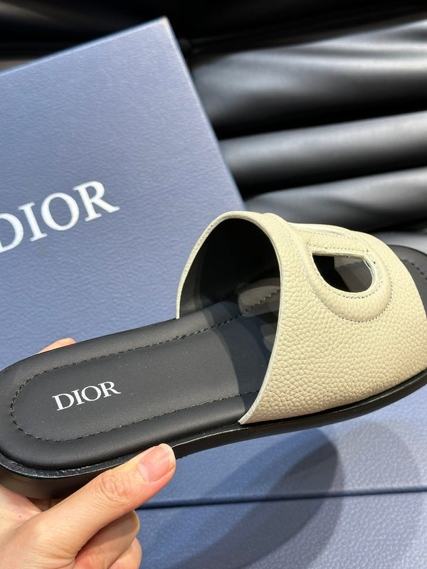 CD D-CLUB SLIDE SLIPPER LIGHT IVORY GRAINED CALFSKIN