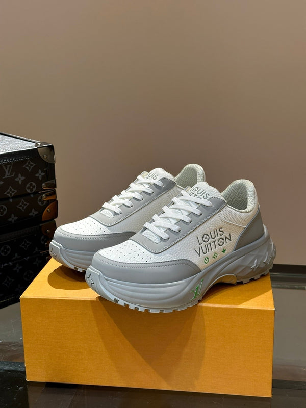 SNEAKER CON SUOLA SPESSA IN PELLE DI VITELLO GRIGIA E BIANCA