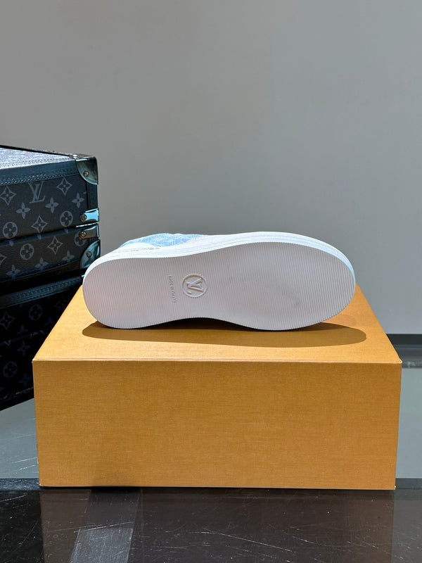 LV SNEAKER WHITE SUEDE CALFSKIN MIX BLUE DENIM