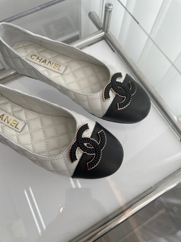 CC Ballet Flats 10mm White Black Quilted Lambskin