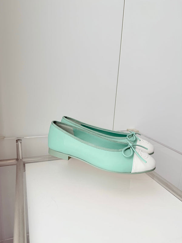 Ballerines Chanel 2026 en agneau vert menthe et blanc 697402