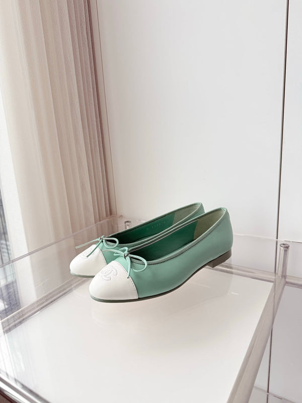 Ballerines Chanel 2026 en agneau vert menthe et blanc 697402