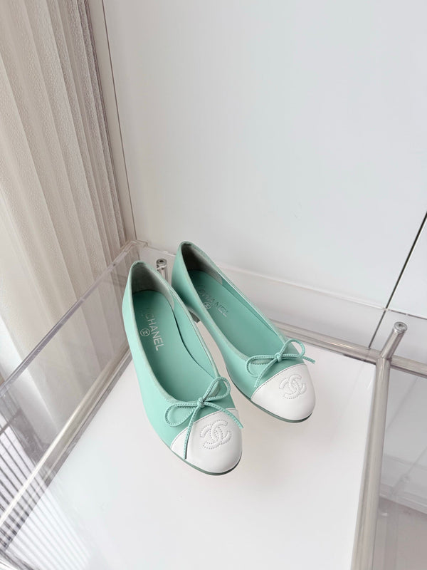 Ballerines Chanel 2026 en agneau vert menthe et blanc 697402