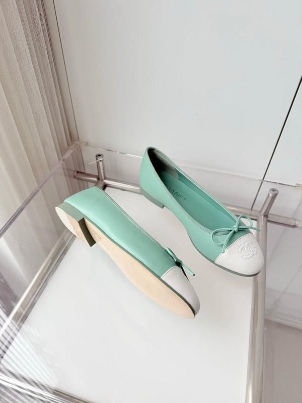 Ballerines Chanel 2026 en agneau vert menthe et blanc 697402
