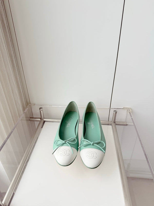 Ballerines Chanel 2026 en agneau vert menthe et blanc 697402