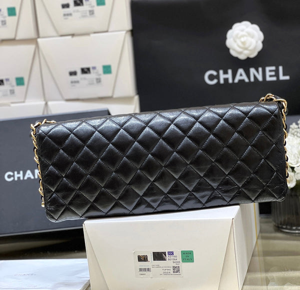 Chanel 24A MAXI Baguette Clutch in pelle di pecora nera 256043