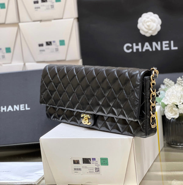 Chanel 24A MAXI Baguette Clutch in pelle di pecora nera 256043