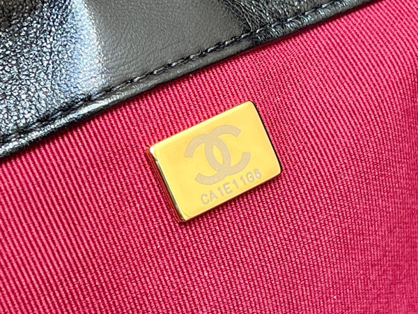 Chanel 24A MAXI Baguette Clutch in pelle di pecora nera 256043