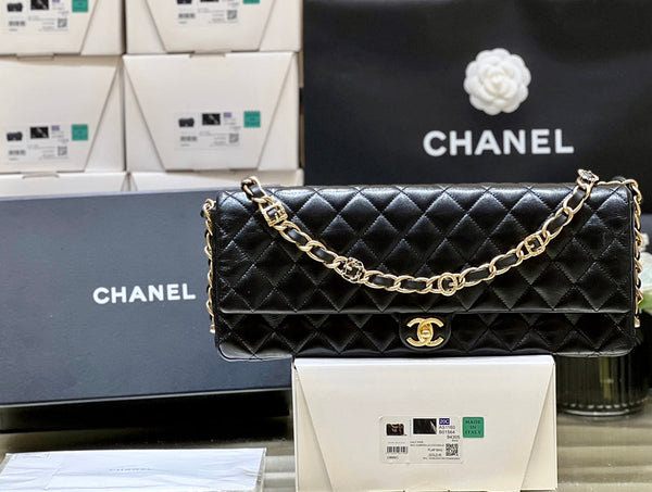 Chanel 24A MAXI Baguette Clutch in pelle di pecora nera 256043