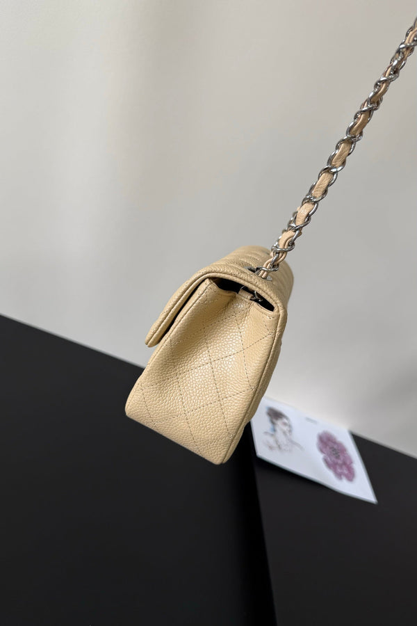 Sac à rabat CC 17cm Cuir Caviar Beige Quincaillerie Argentée 284749