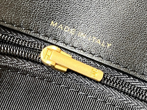 19 FLAP BAG 18 BLACK BODIN CALFSKIN GOLD HARDWARE