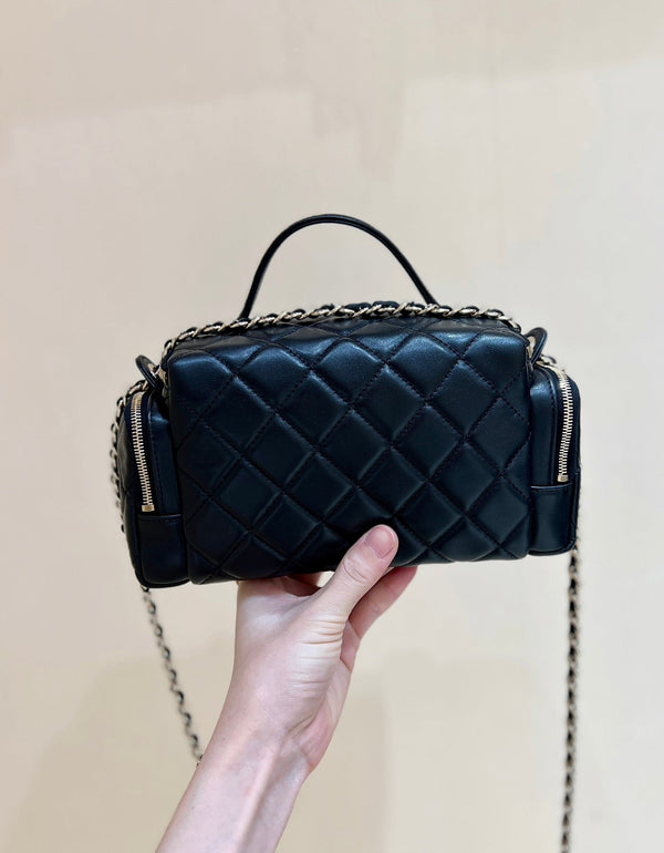 Borsa per fotocamera con maniglia CC 24K 23 cm in pelle di agnello nera leggera GHW