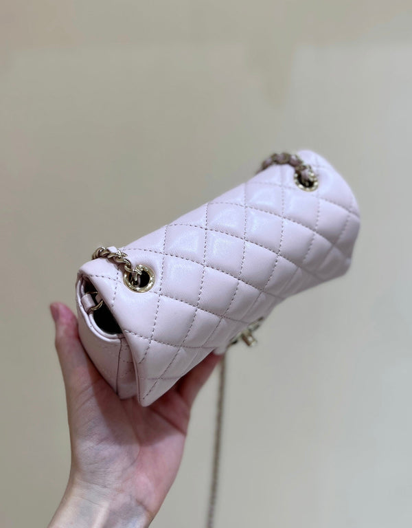 Borsa a patta CC 24K Mini 18 cm in pelle di agnello rosa chiaro con finiture dorate