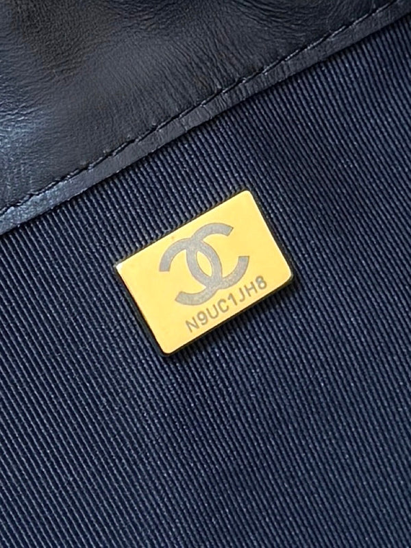 Sac à main CC 25 en daim noir, finitions dorées