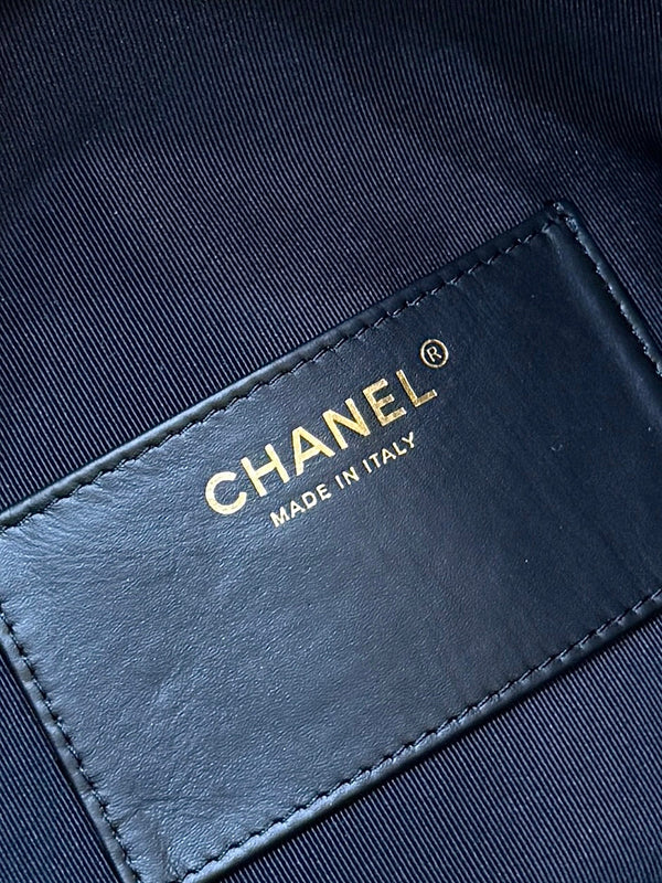 Sac à main CC 25 en daim noir, finitions dorées