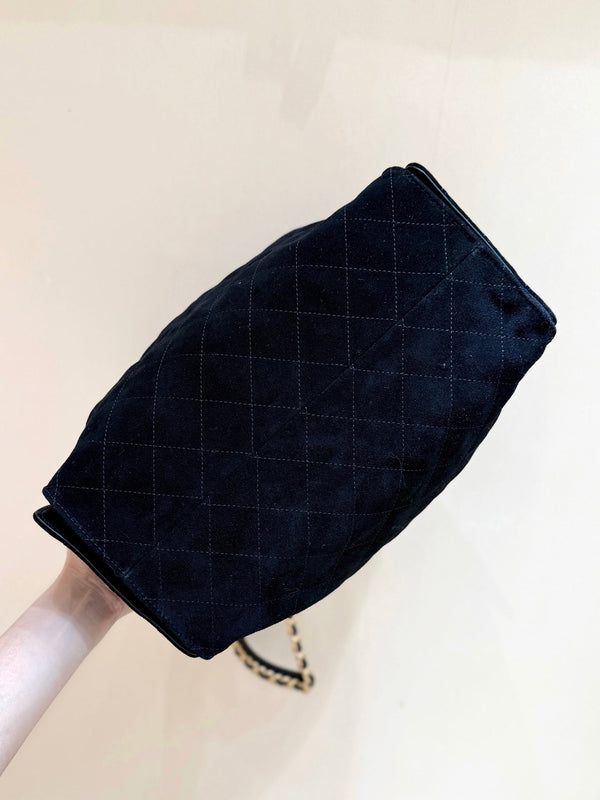 Sac à main CC 25 en daim noir, finitions dorées