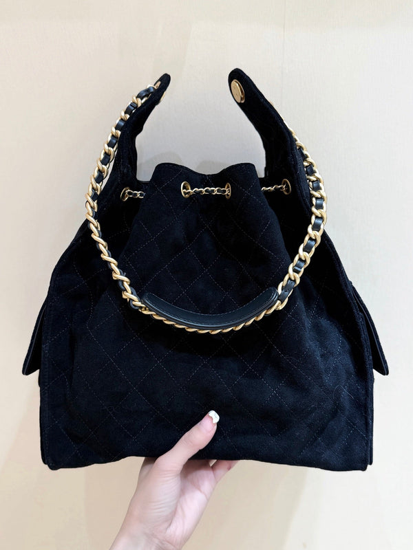 Sac à main CC 25 en daim noir, finitions dorées