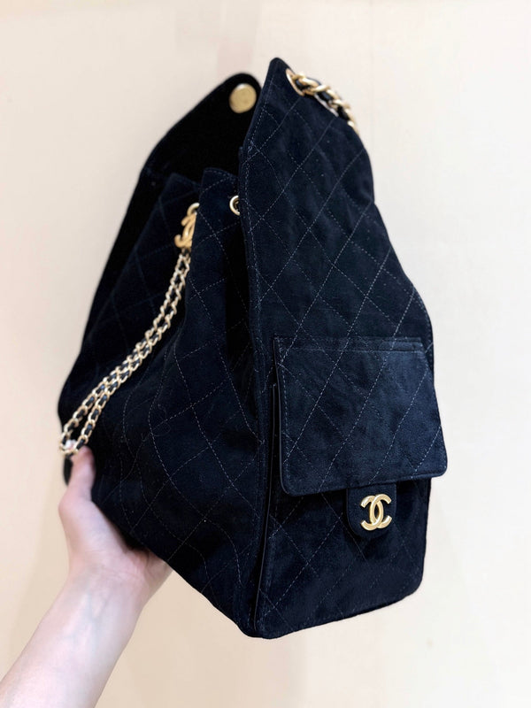 Sac à main CC 25 en daim noir, finitions dorées