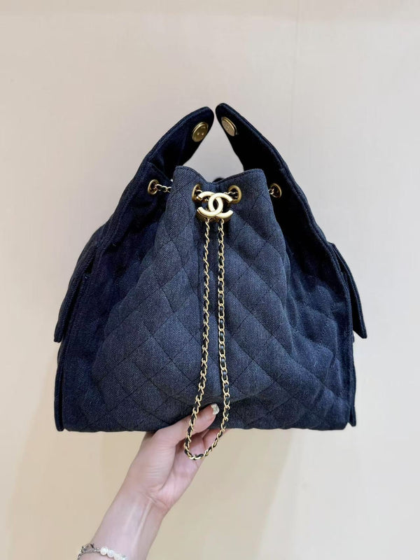 Sac à main CC 25 40 en jean bleu foncé avec détails dorés