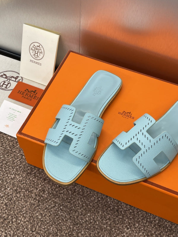 Sandalo HM 25 Oran in pelle Epsom perforata blu nuvola