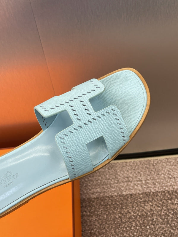 Sandalo HM 25 Oran in pelle Epsom perforata blu nuvola