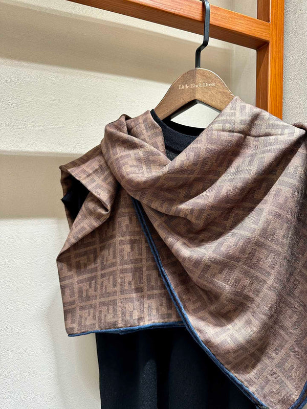ÉCHARPE FF DE 185 CM EN SOIE ET LAINE BRUN CAFÉ AVEC BORDURE BLEUE 413672