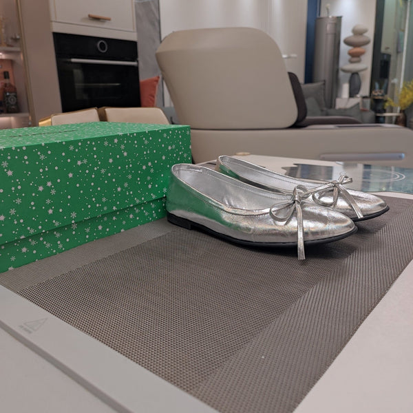 BALLERINE CON STRASS E FIOCCO IN PELLE DI MONTONE CERA-OLIO ARGENTO