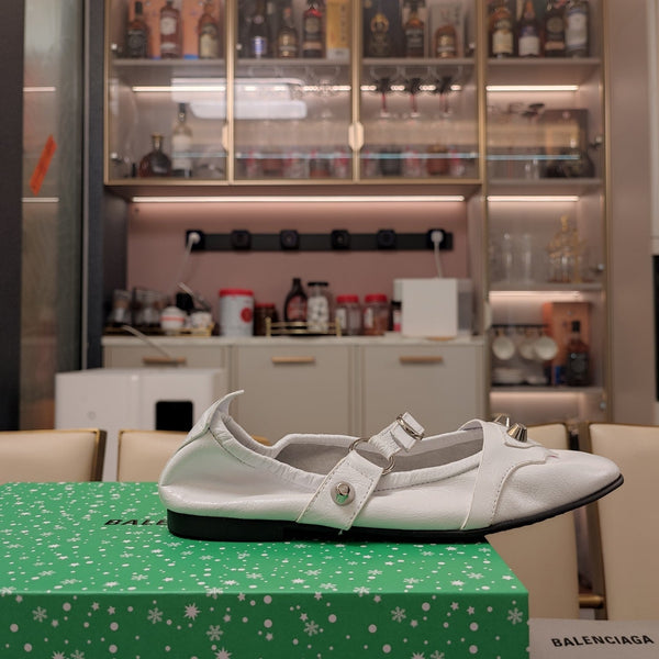 BALLERINE MARY JANE CON BORCHIE IN PELLE DI AGNELLO LUCIDA BIANCA