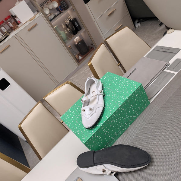 BALLERINE MARY JANE CON BORCHIE IN PELLE DI AGNELLO LUCIDA BIANCA