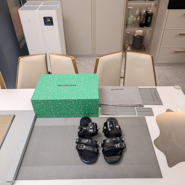 STRAPPY FLAT SANDALS IN BLACK STUDDED WAX-OIL SHEEPSKIN