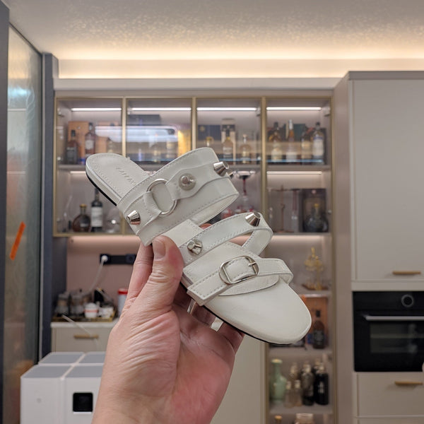 STRAPPY FLAT SANDALS IN WHITE STUDDED WAX-OIL SHEEPSKIN