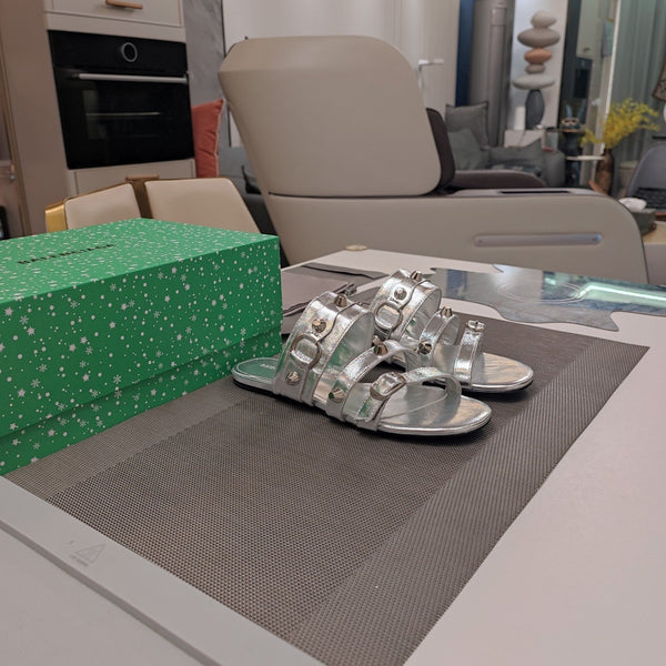 STRAPPY FLAT SANDALS IN SILVER STUDDED WAX-OIL SHEEPSKIN