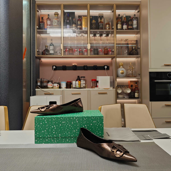 BALLERINE A PUNTA IN PELLE DI MONTONE SCREPOLATA LUCIDA COLOR CIOCCOLATO