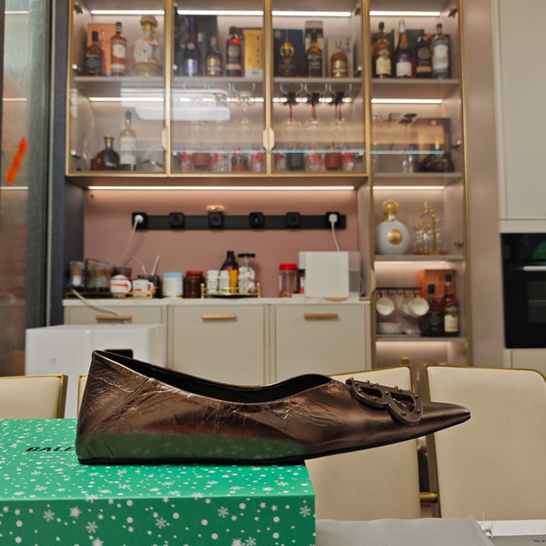 BALLERINE A PUNTA IN PELLE DI MONTONE SCREPOLATA LUCIDA COLOR CIOCCOLATO