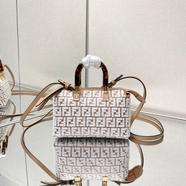 BY THE WAY MINI 21 IN LANA BIANCA E RIFINITURE IN RAFIA MARRONE CAMMELLO