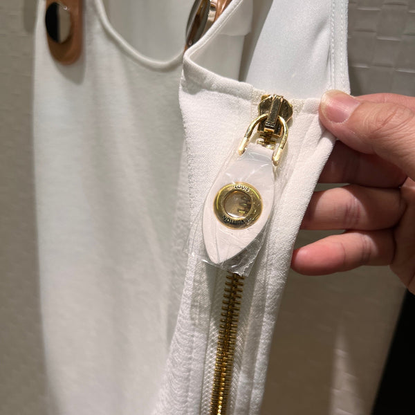 Camicia canotta decorata con fibbia in metallo LV in cotone bianco