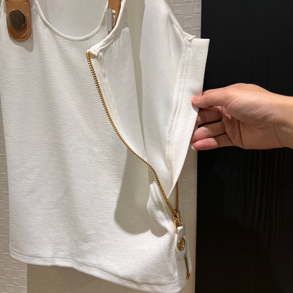 Camicia canotta decorata con fibbia in metallo LV in cotone bianco