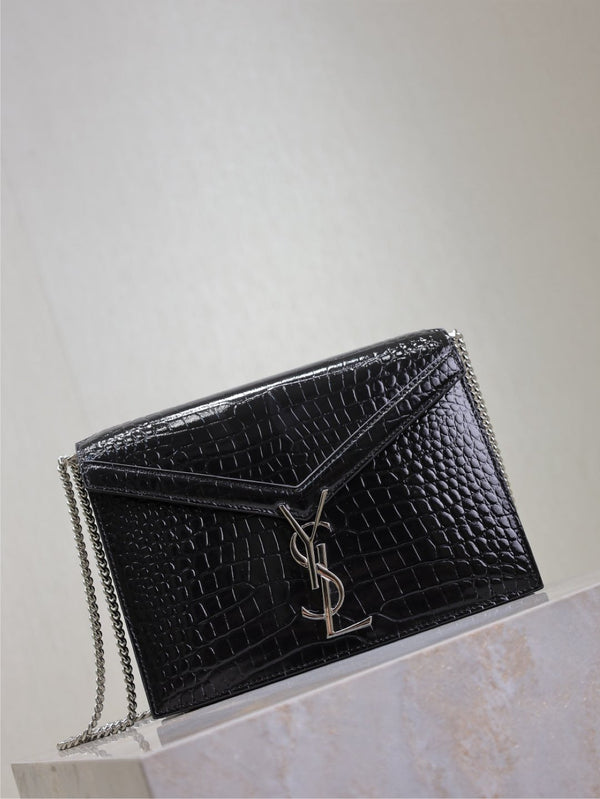 SAC CASSANDRA CHAÎNE 22 EN CUIR DE VEAU NOIR MOTIF CROCODILE ET QUINCAILLERIE EN MÉTAL ARGENTÉ