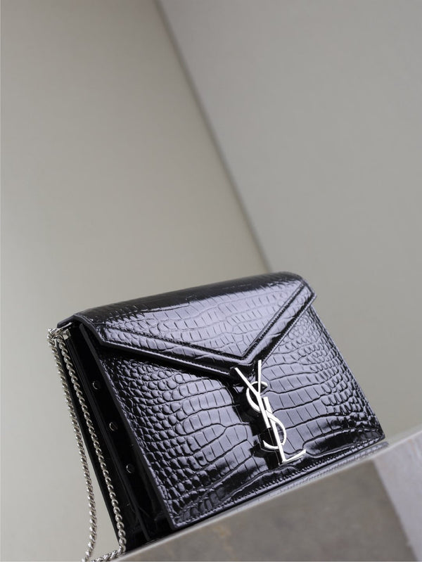 SAC CASSANDRA CHAÎNE 22 EN CUIR DE VEAU NOIR MOTIF CROCODILE ET QUINCAILLERIE EN MÉTAL ARGENTÉ
