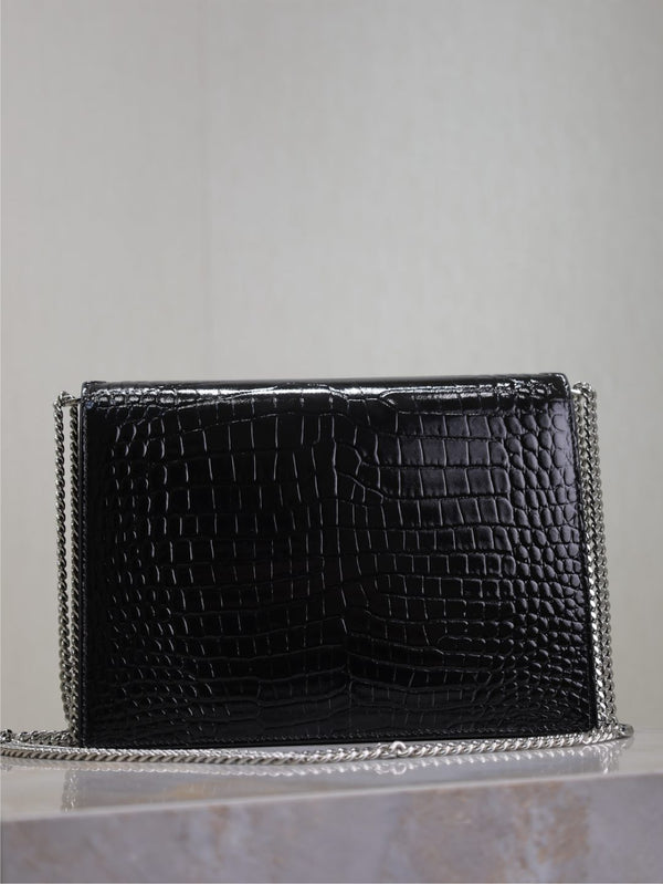 SAC CASSANDRA CHAÎNE 22 EN CUIR DE VEAU NOIR MOTIF CROCODILE ET QUINCAILLERIE EN MÉTAL ARGENTÉ