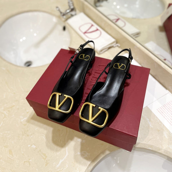 SCARPE BASSE IN PELLE NERA CON CINTURINO VLOGO