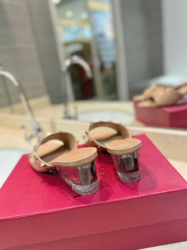 SANDALI ROCKSTUD MULE CON TACCO TRASPARENTE IN VITELLO MARRONE SABBIA