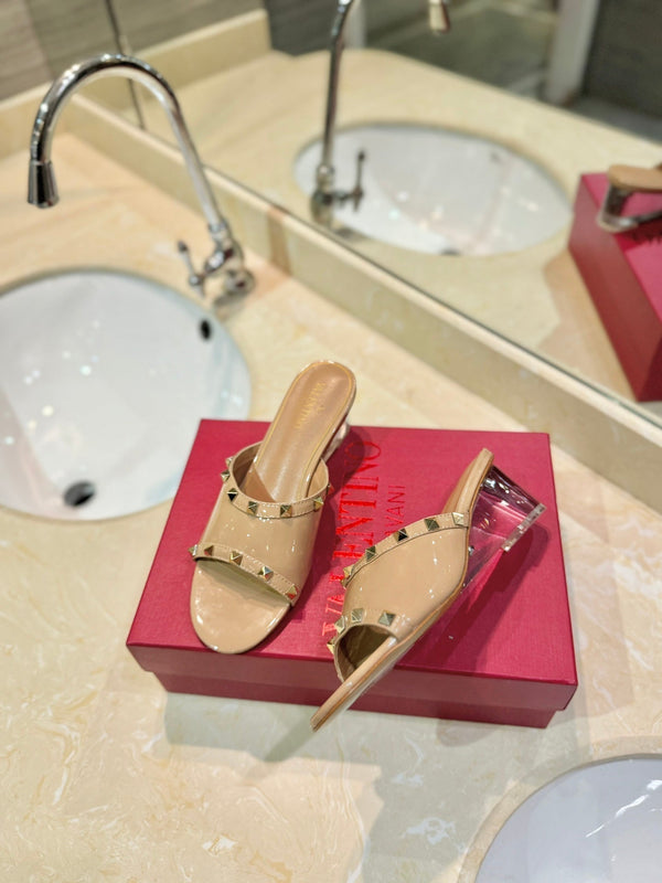 SANDALI ROCKSTUD MULE CON TACCO TRASPARENTE IN VITELLO MARRONE SABBIA