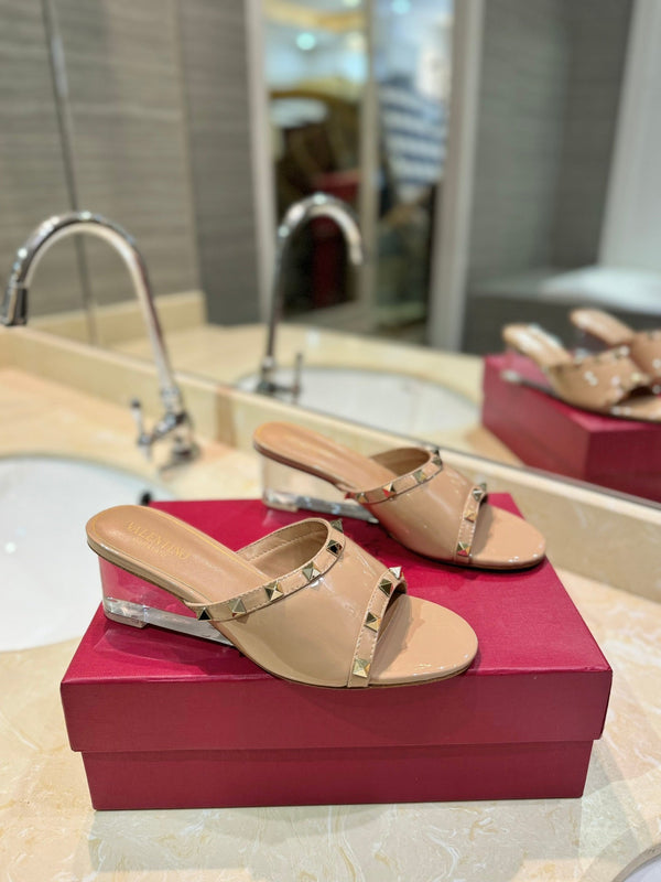 SANDALI ROCKSTUD MULE CON TACCO TRASPARENTE IN VITELLO MARRONE SABBIA