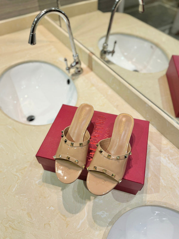 SANDALI ROCKSTUD MULE CON TACCO TRASPARENTE IN VITELLO MARRONE SABBIA